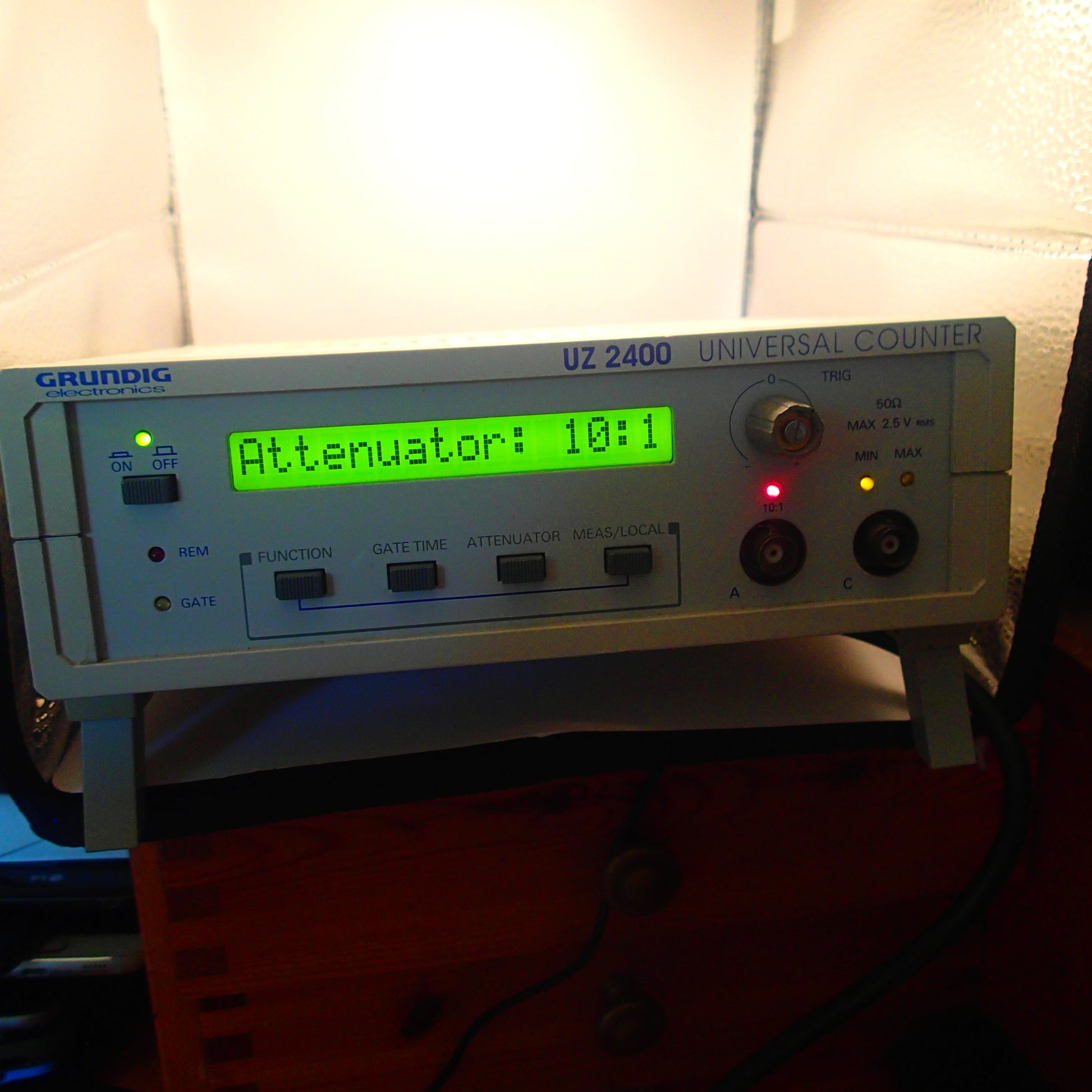 GRUNDIG UZ 2400 Frequenzzähler Frequenzmessung - geprüft vom Händler