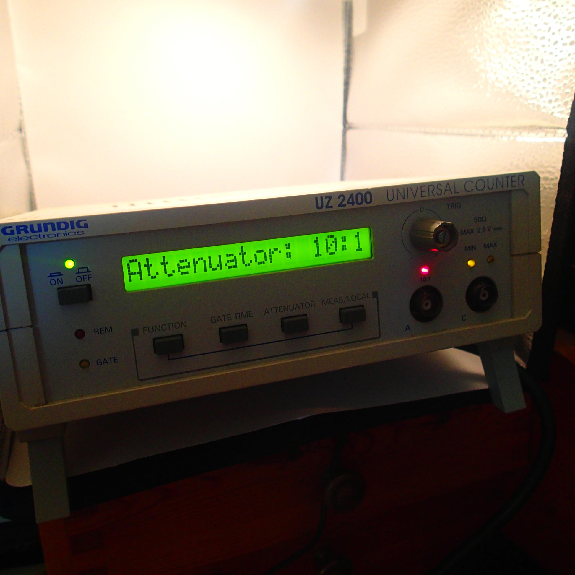 GRUNDIG UZ 2400 Frequenzzähler Frequenzmessung - geprüft vom Händler